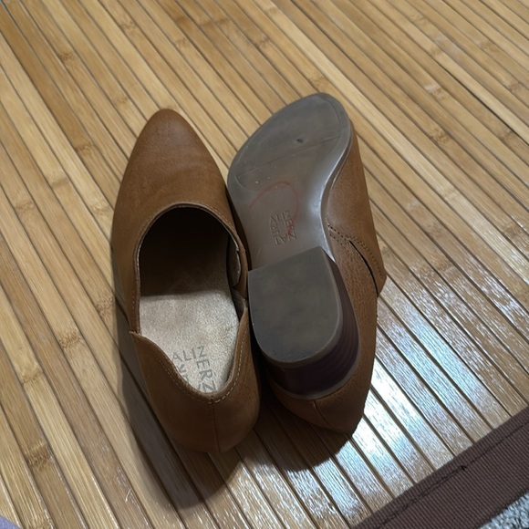 Naturalizer Women's Carlyn Slip-On Low Ankle Bootie Shootie - Picture 6 of 6